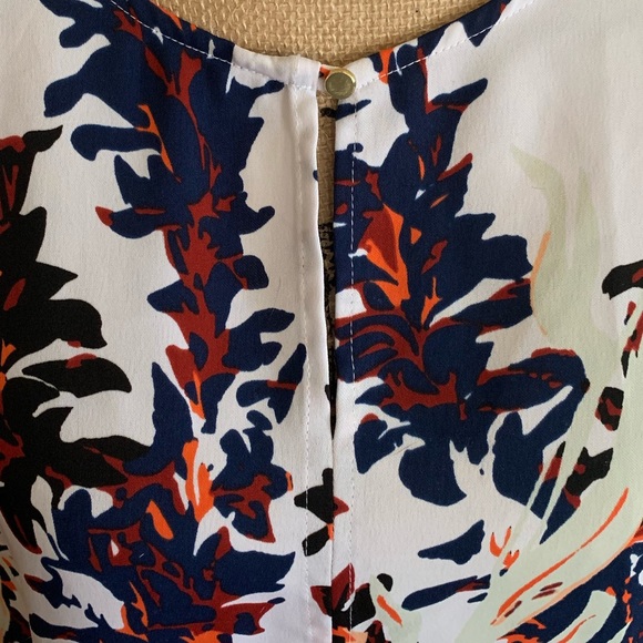 Sleeveless Blouse - Picture 5 of 8